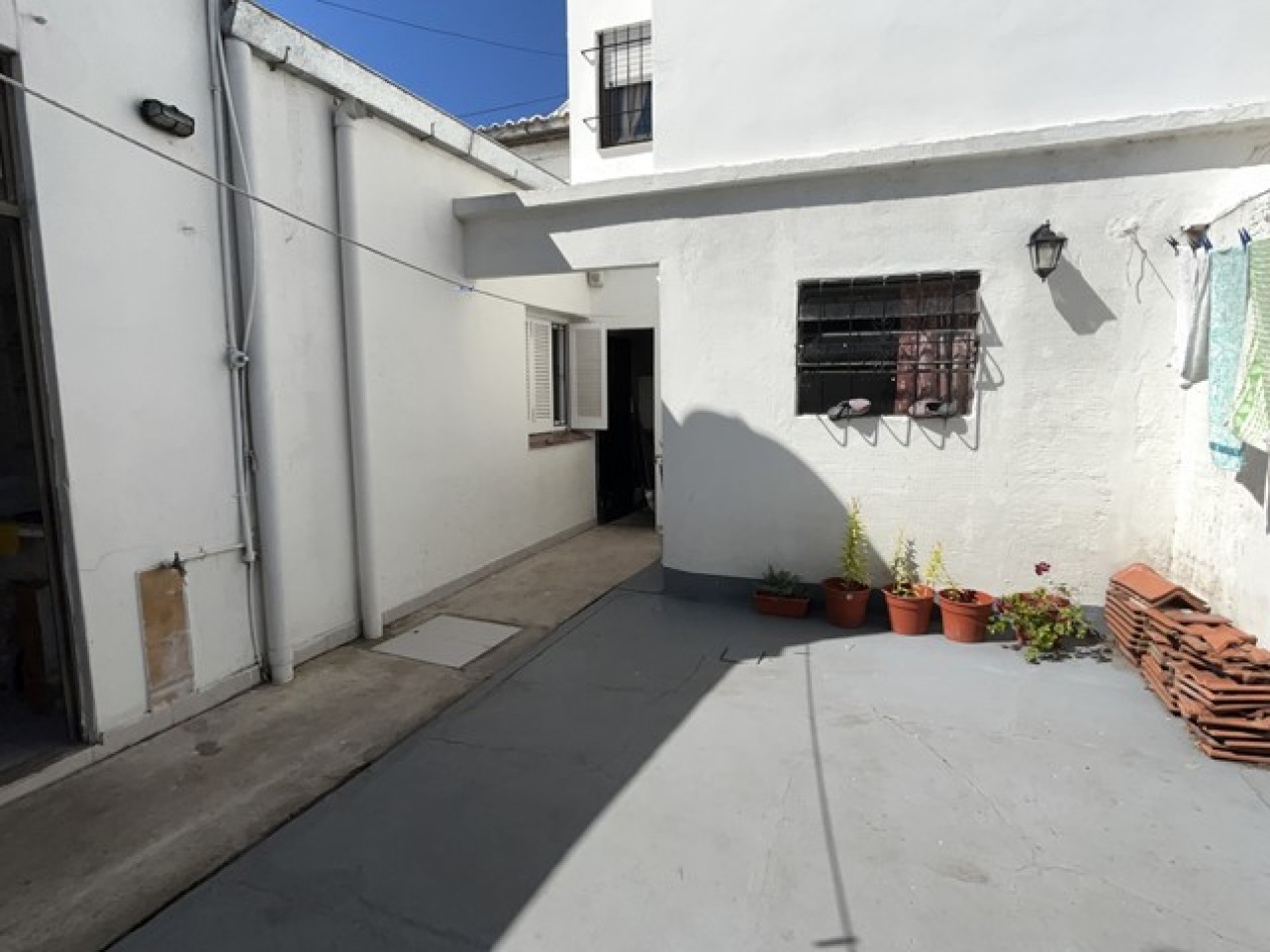 CASA EN ESQUINA - 3 AMB. C/GGE. y PATIO mas DPTO. 1 AMB. 
