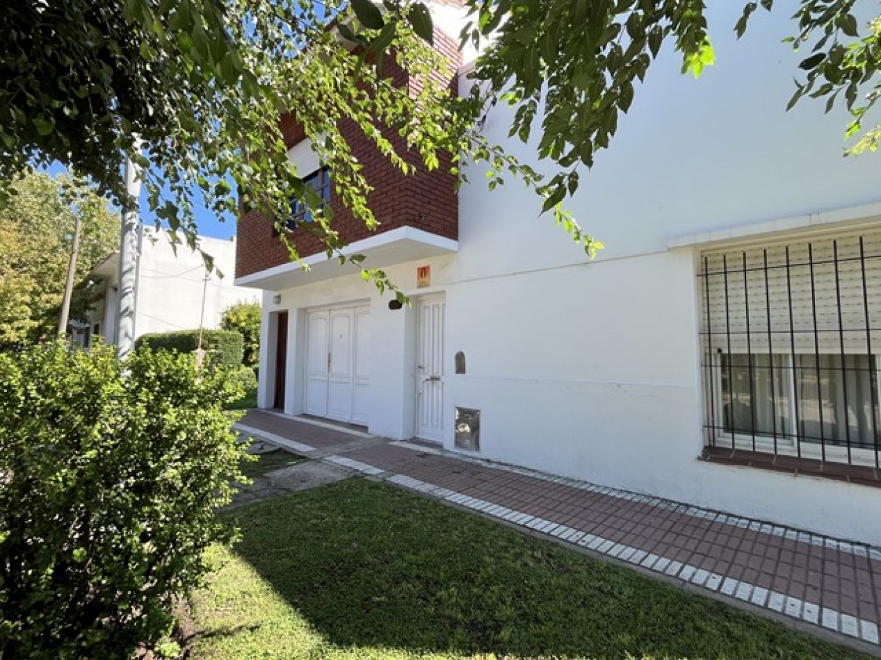 CASA EN ESQUINA - 3 AMB. C/GGE. y PATIO mas DPTO. 1 AMB. 