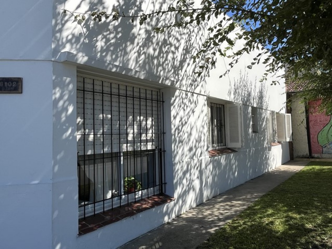 CASA EN ESQUINA - 3 AMB. C/GGE. y PATIO mas DPTO. 1 AMB. 