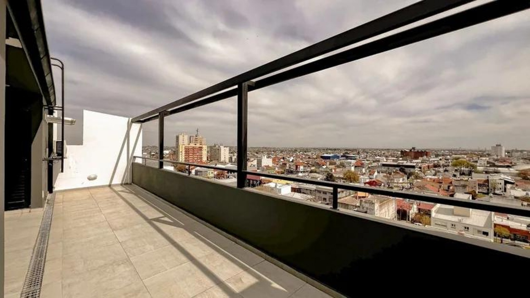 Dpto. 2 amb. c/coch. desc. fija  cfte. c/balcon - Sol Pleno