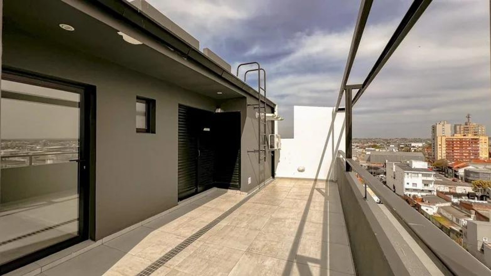 Dpto. 2 amb. c/coch. desc. fija  cfte. c/balcon - Sol Pleno