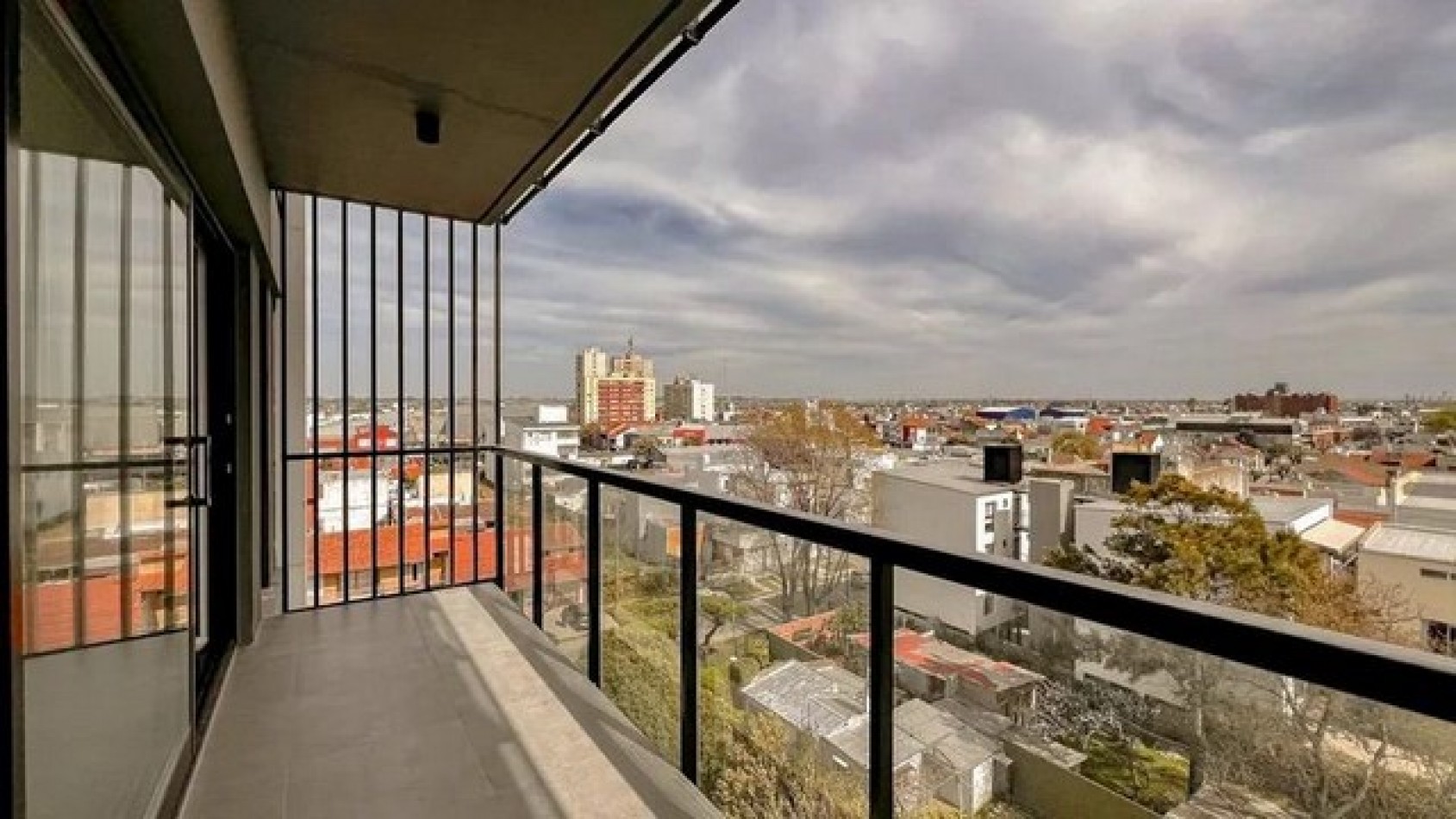 Dpto. 2 amb. c/coch. desc. fija  cfte. c/balcon - Sol Pleno