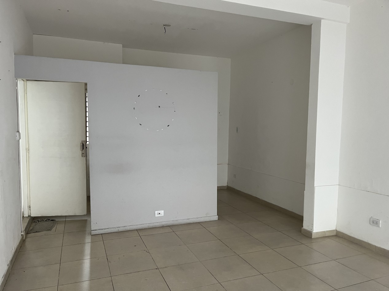 Impecable Local 37 m2 mas patio 10 m2