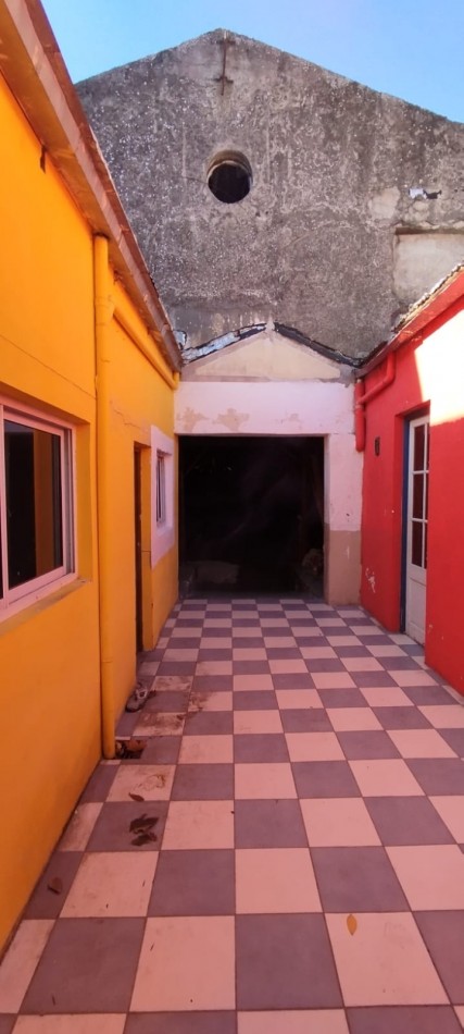 Casa + Deposito Frente a la Estacion Ferroautomotora