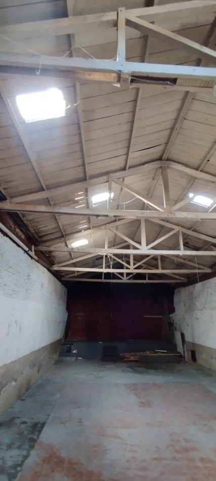 Casa + Deposito Frente a la Estacion Ferroautomotora