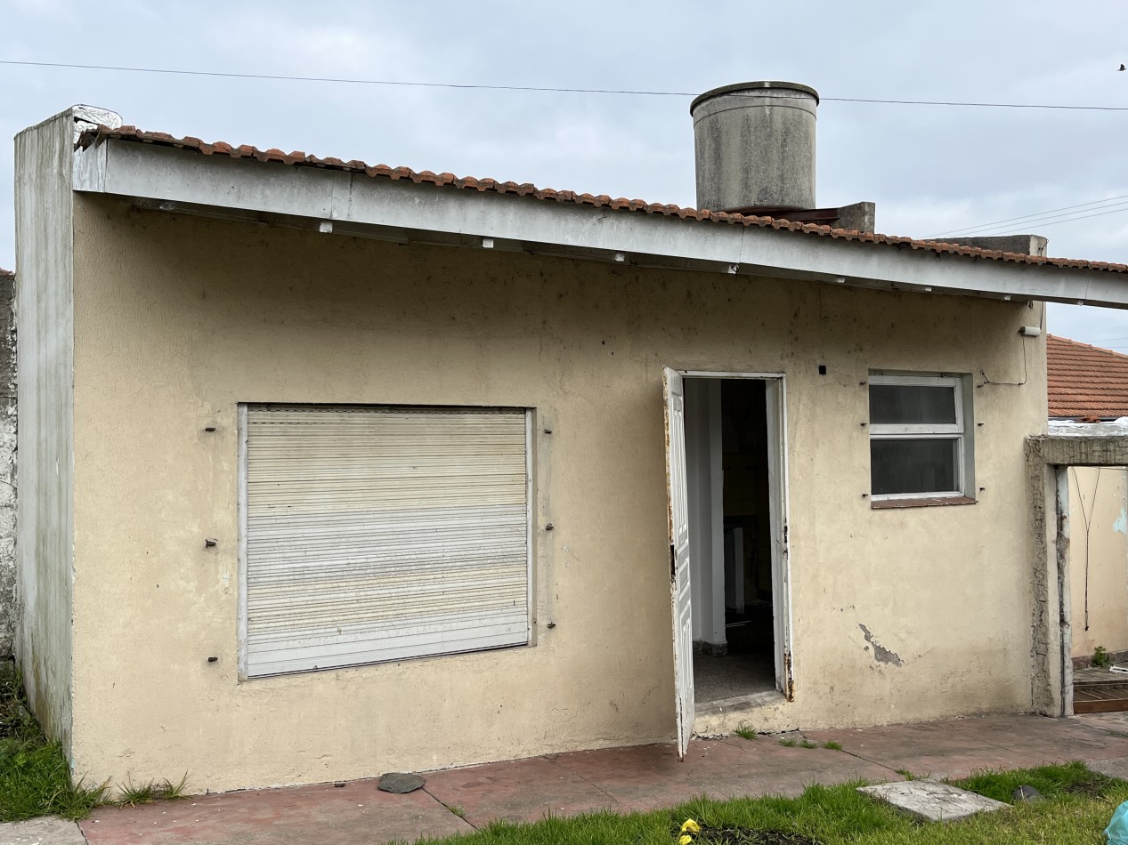 Chalet mas Dpto. s/lote de 450 m2 "A reciclar"