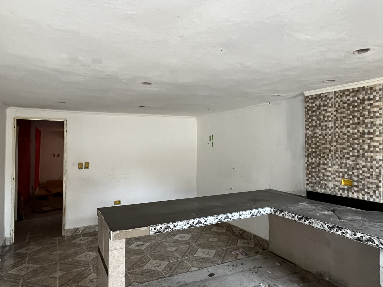 Chalet mas Dpto. s/lote de 450 m2 "A reciclar"