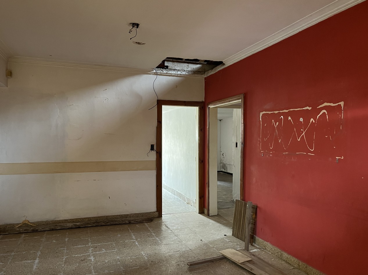 Chalet mas Dpto. s/lote de 450 m2 "A reciclar"