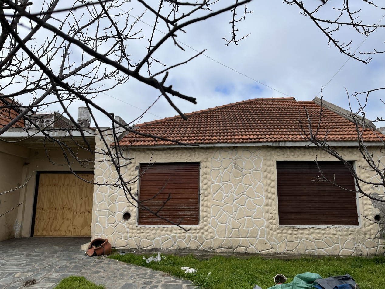 Chalet mas Dpto. s/lote de 450 m2 "A reciclar"
