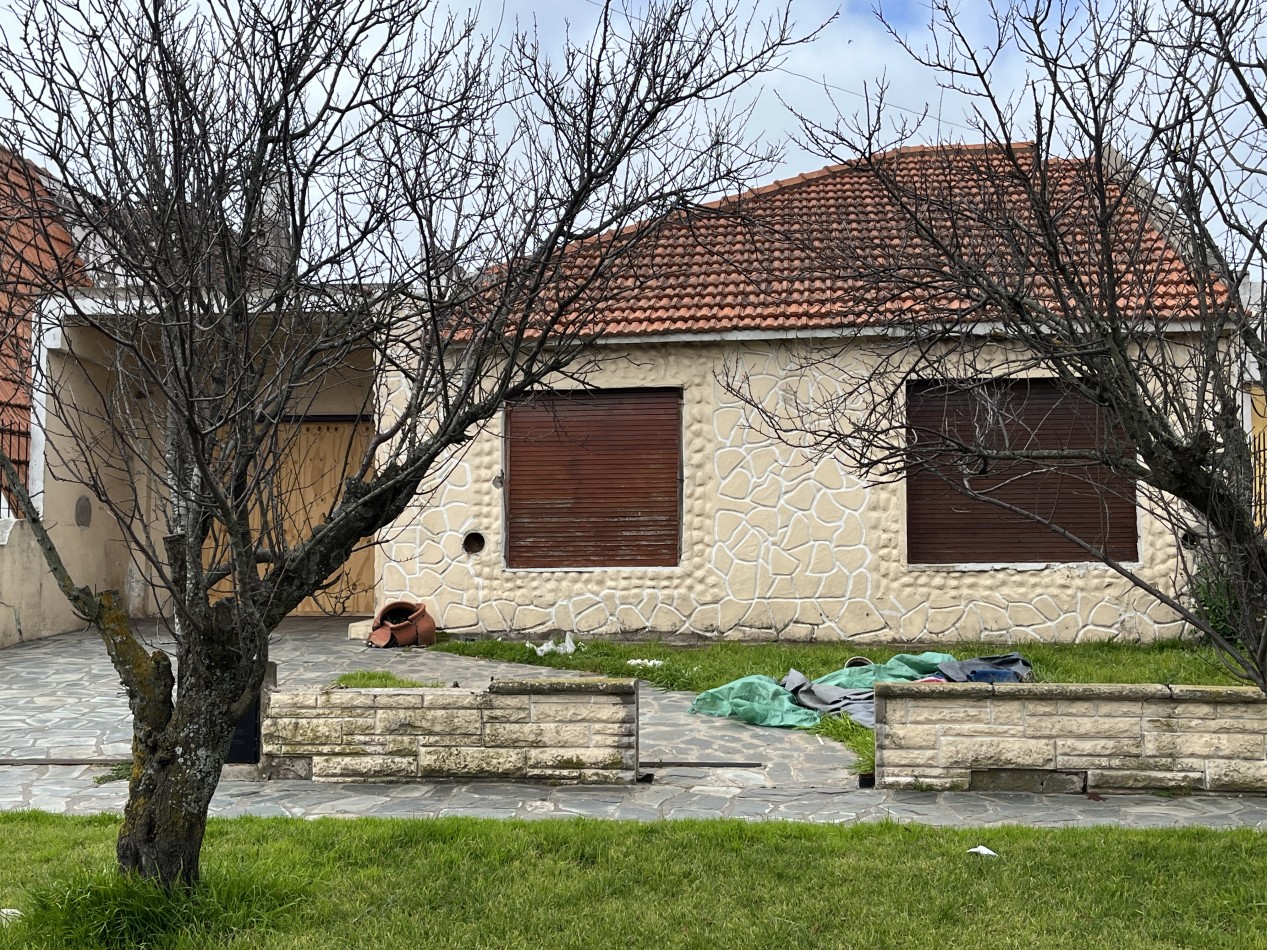 Chalet mas Dpto. s/lote de 450 m2 "A reciclar"