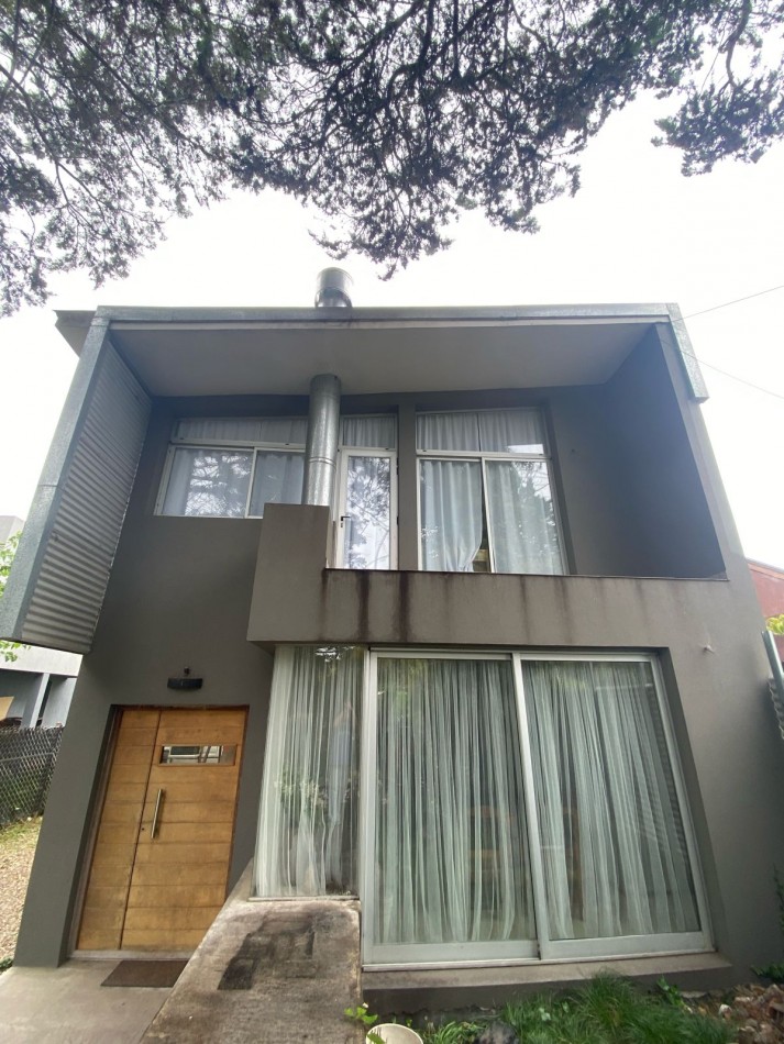 Casa estilo moderno 5 amb. c/ gran parque en el corazon del barrio z/Caisamar