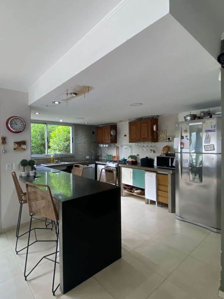 Casa estilo moderno 5 amb. c/ gran parque en el corazon del barrio z/Caisamar