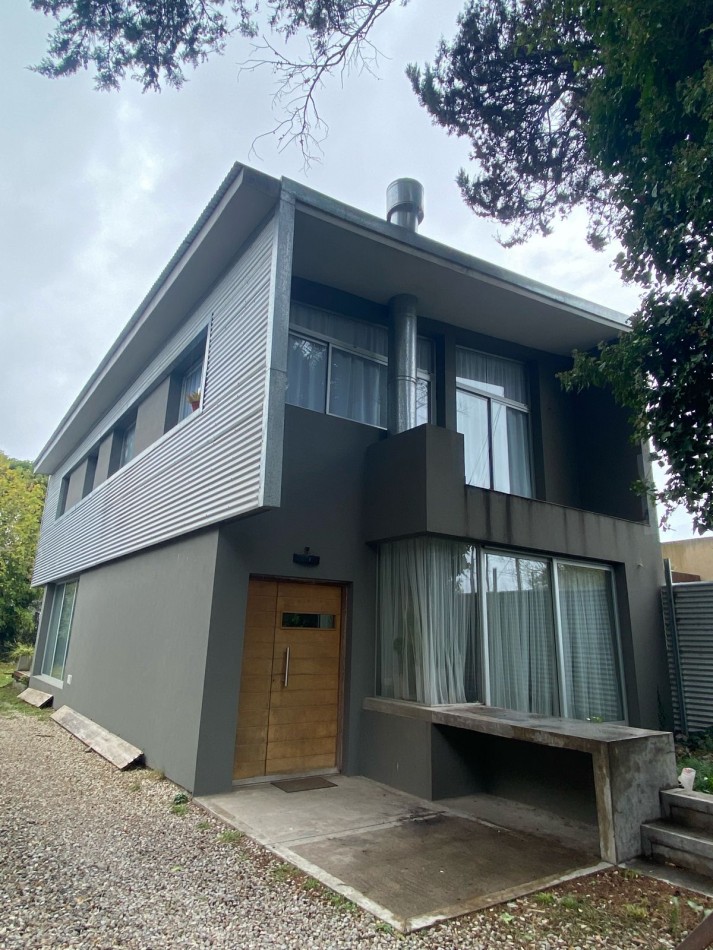 Casa estilo moderno 5 amb. c/ gran parque en el corazon del barrio z/Caisamar