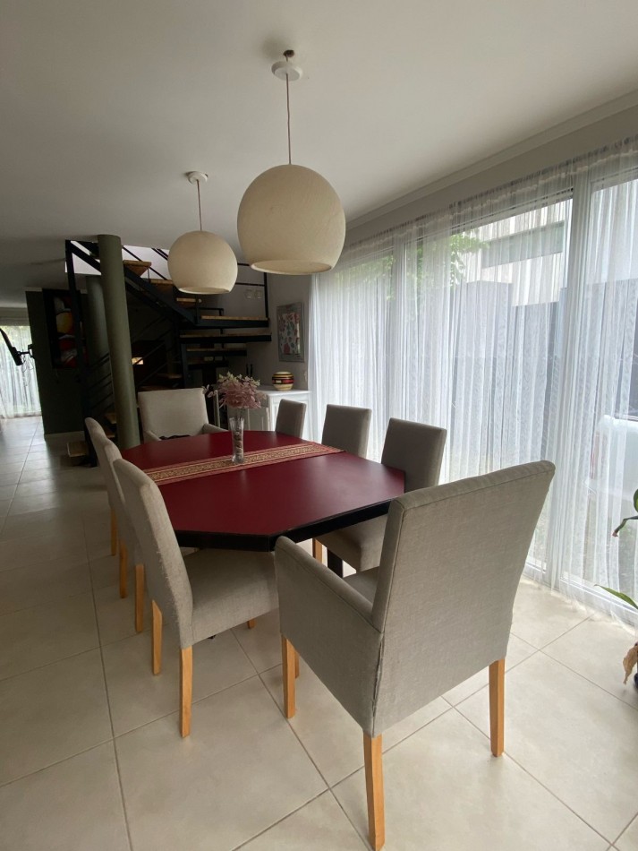 Casa estilo moderno 5 amb. c/ gran parque en el corazon del barrio z/Caisamar