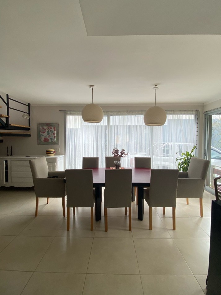 Casa estilo moderno 5 amb. c/ gran parque en el corazon del barrio z/Caisamar