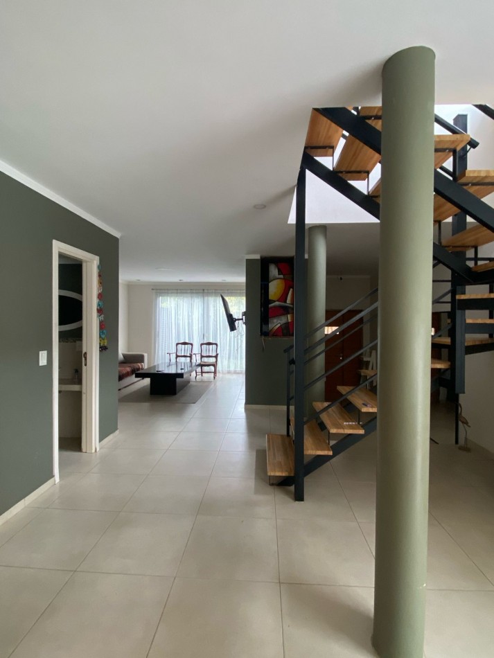Casa estilo moderno 5 amb. c/ gran parque en el corazon del barrio z/Caisamar