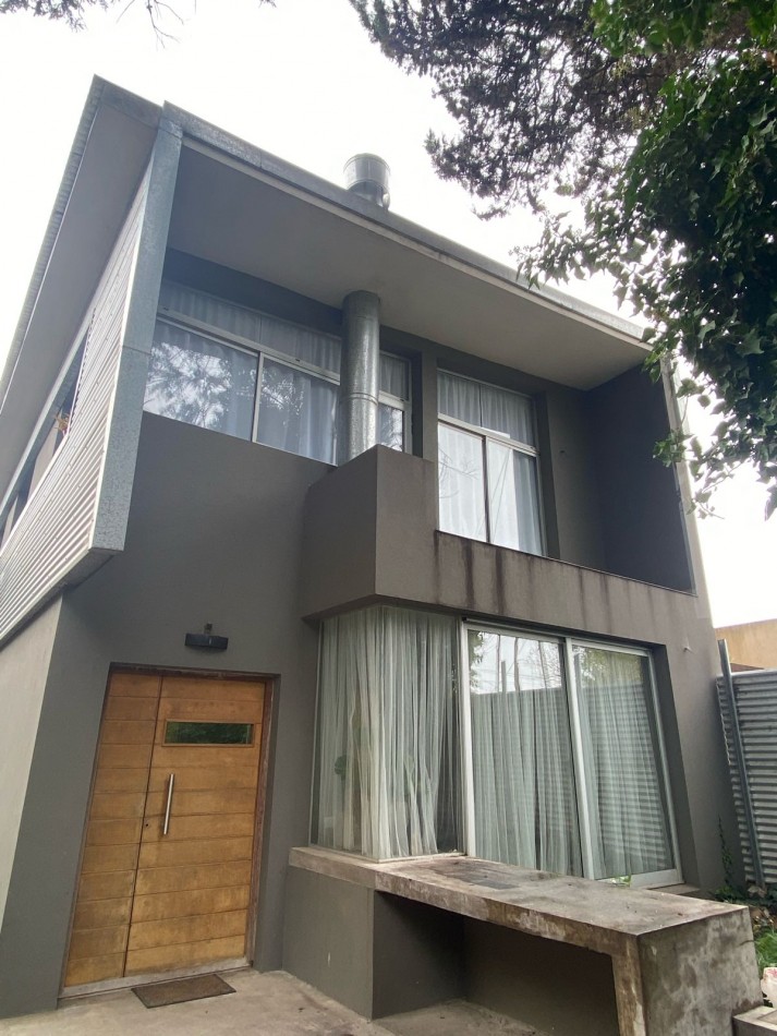 Casa estilo moderno 5 amb. c/ gran parque en el corazon del barrio z/Caisamar
