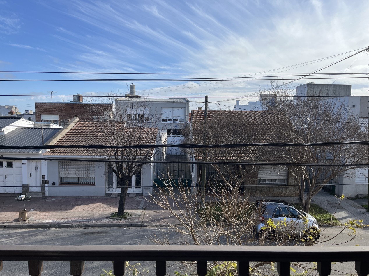 DPTO. 3 AMB. CON BALCON A LA CALLE-BAJAS EXPENSAS-MUCHO SOL!! ZONA FACULTAD!!