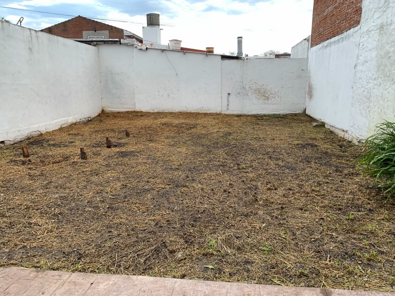 Casa de 2 ambientes c/garage y parque grande