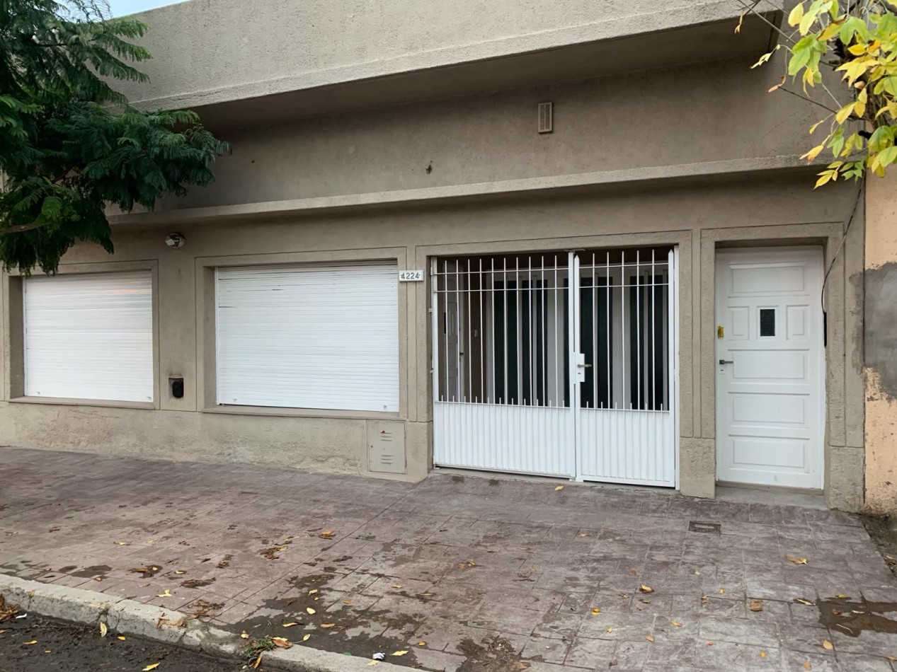 Casa de 2 ambientes c/garage y parque grande