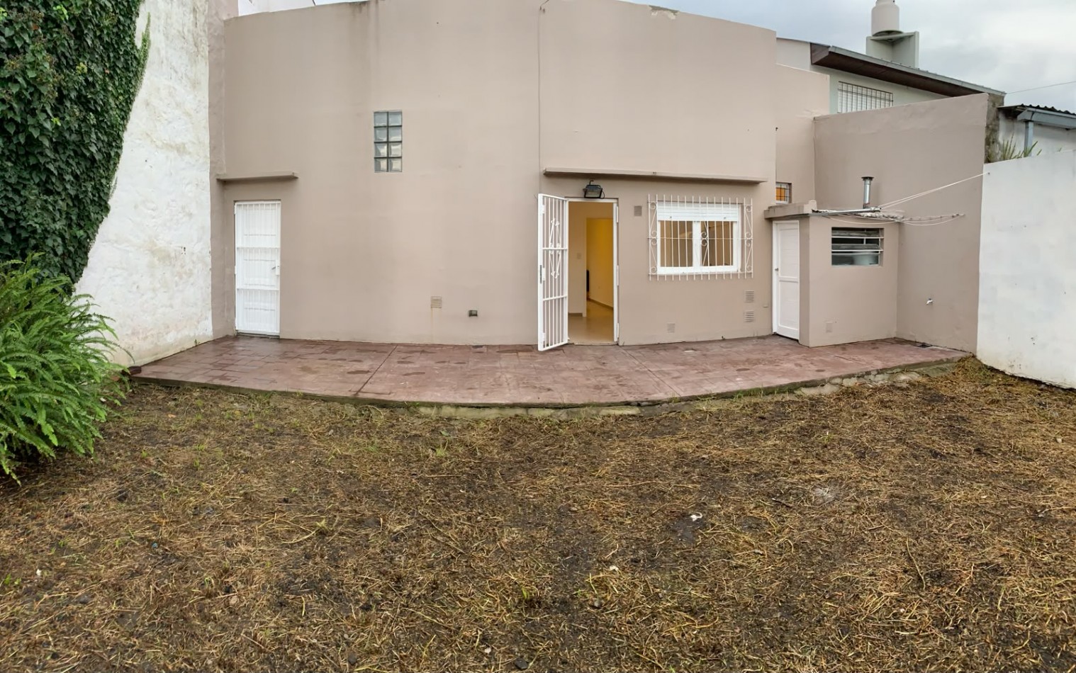 Casa de 2 ambientes c/garage y parque grande