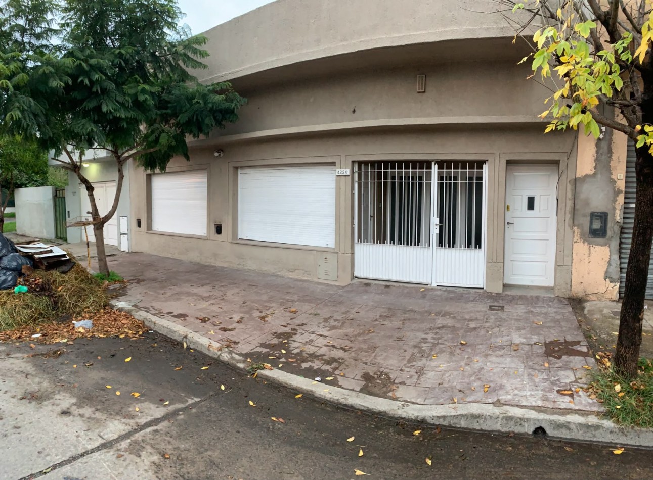 Casa de 2 ambientes c/garage y parque grande
