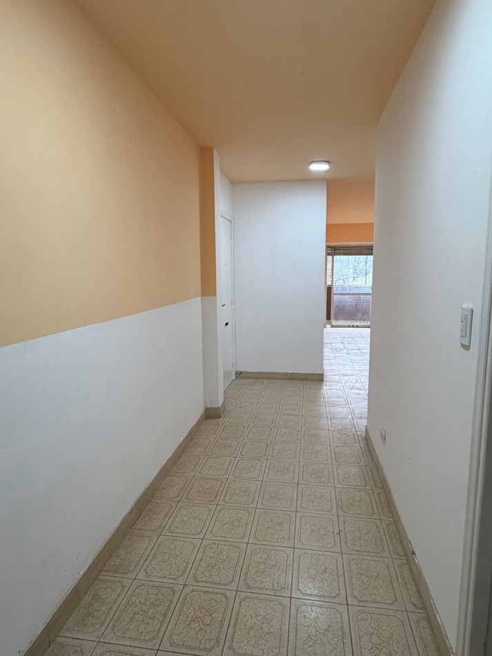 Depto. 3 amb. c/espacio cochera descubierta