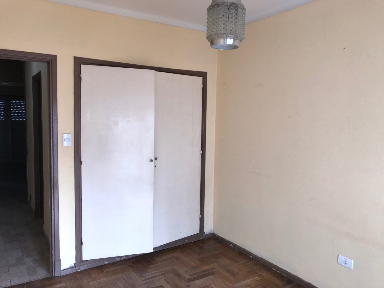Depto. 2 ambientes a la calle c/balcon