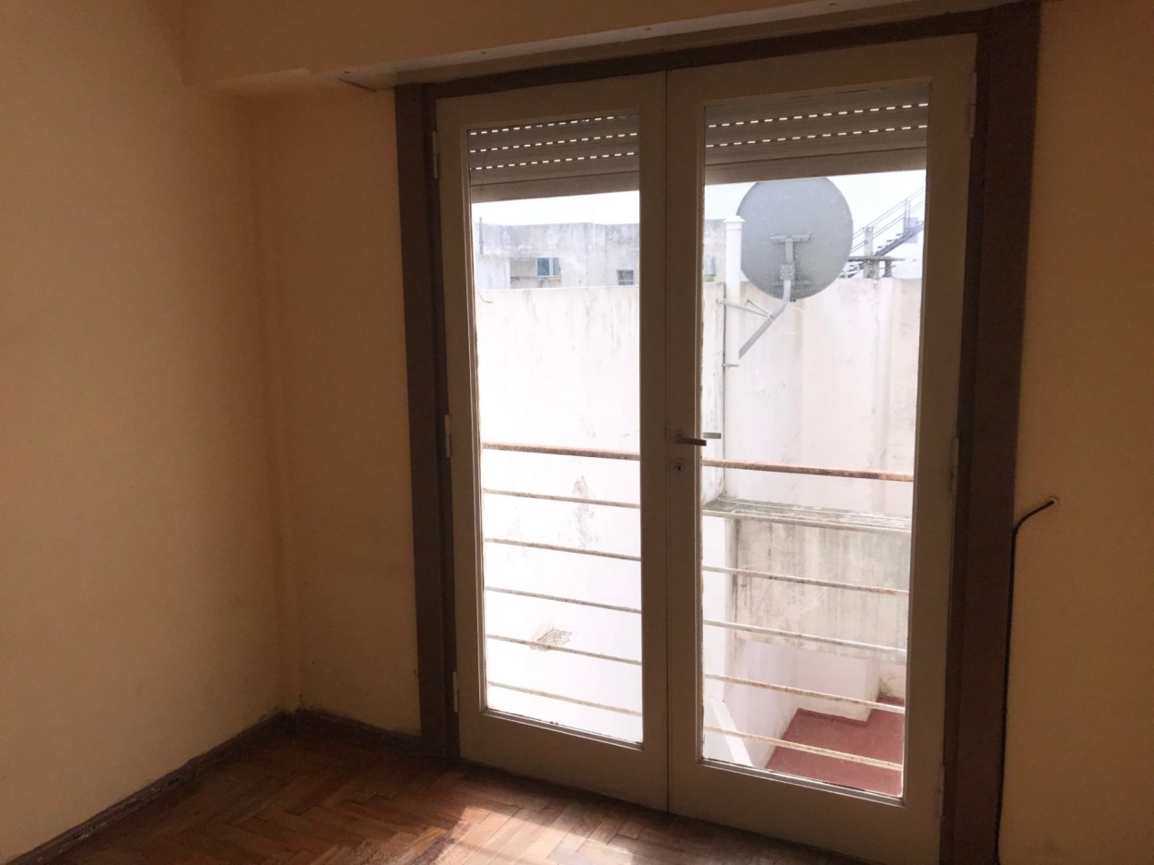 Depto. 2 ambientes a la calle c/balcon