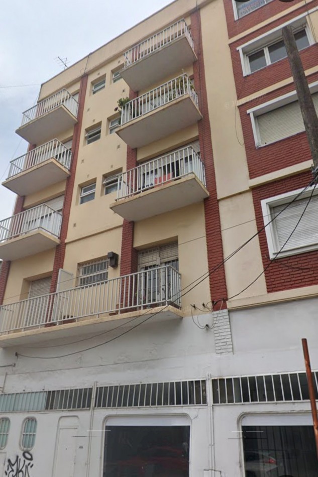 Dpto. 2 amb. a la calle con balcon - Z/COMERCIAL PUERTO