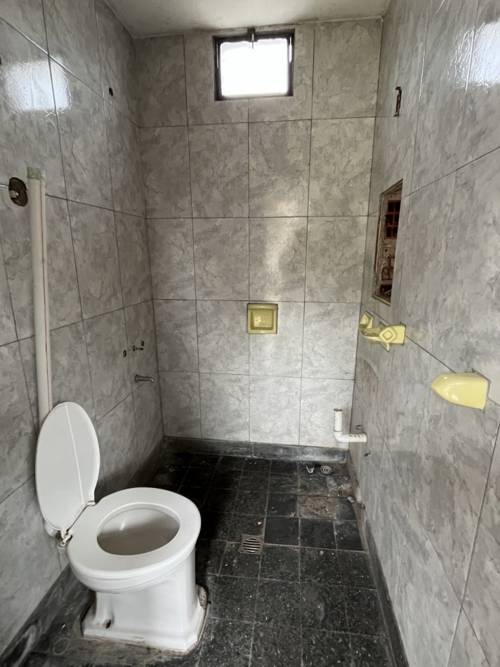 Chalet mas Dpto. s/lote de 450 m2 "A reciclar"