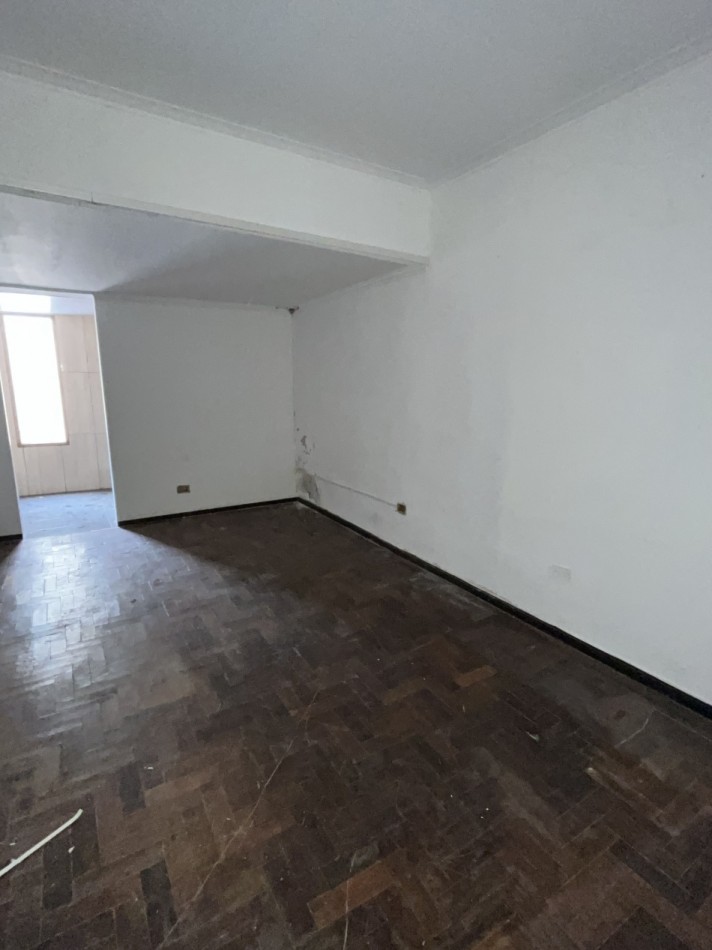 Chalet mas Dpto. s/lote de 450 m2 "A reciclar"
