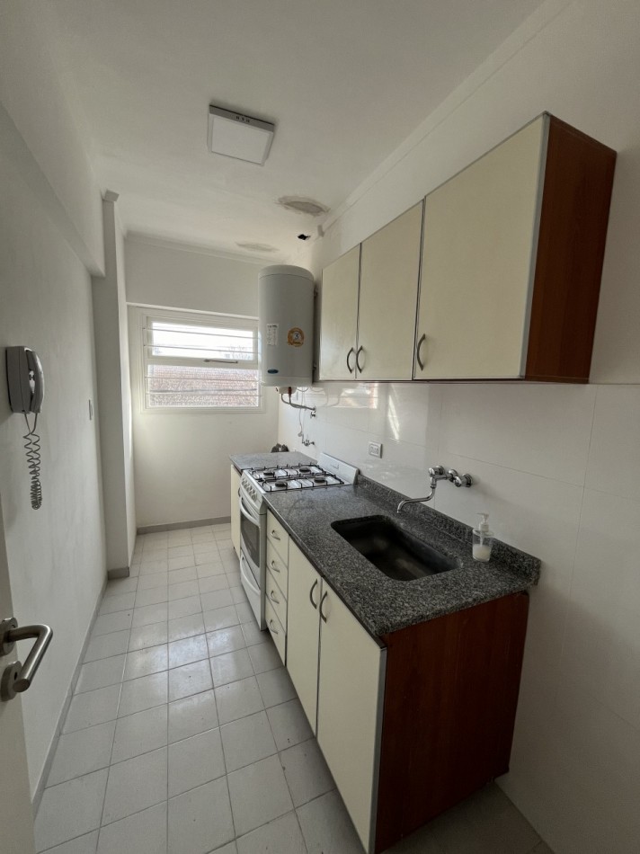 DPTO. 3 AMB. CON BALCON A LA CALLE-BAJAS EXPENSAS-MUCHO SOL!! ZONA FACULTAD!!