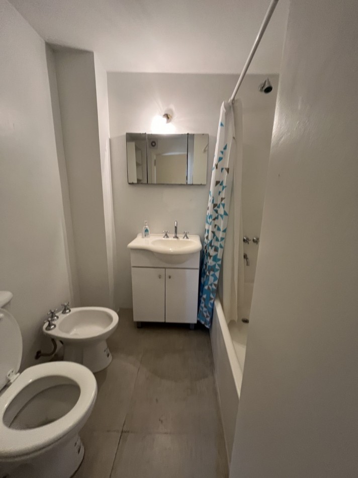 DPTO. 3 AMB. CON BALCON A LA CALLE-BAJAS EXPENSAS-MUCHO SOL!! ZONA FACULTAD!!