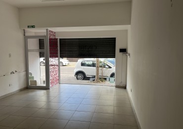 Impecable Local 37 m2 mas patio 10 m2