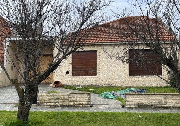 Chalet mas Dpto. s/lote de 450 m2 "A reciclar"