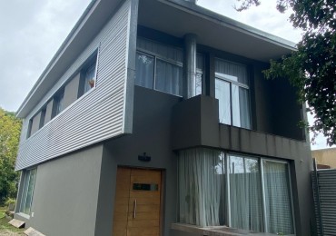 Casa estilo moderno 5 amb. c/ gran parque en el corazon del barrio z/Caisamar