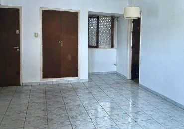 Dpto. 2 amb. con patio zona Guemes