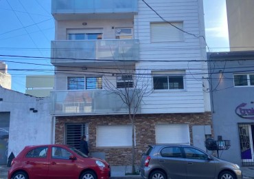 Depto. 3 ambientes con balcon a la calle 