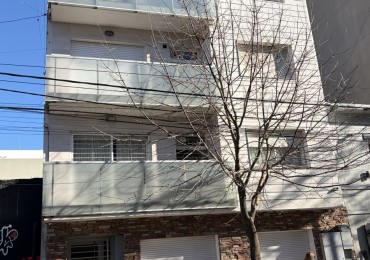 Depto. 3 ambientes con balcon a la calle 